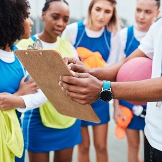 Jugendtrainer im Sportverein mit Taktik-Tafel: Sehr viele junge Menschen engagieren sich im Ehrenamt vor allem in Sportvereinen.