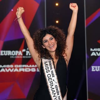 Miss Germany 2024 ist die gebürtige Iranerin Apameh Schönauer. Sie wurde im Europapark in Rust gewählt und setzt sich für Frauen mit Migrationsgeschichte ein.