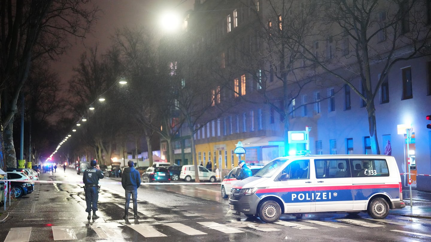 Polizei auf der Straße in der Nacht: In Wien sind an einem Tag fünf Frauen ermordet worden - drei in einem Bordel und eine Mutter mit ihrer Tochter.