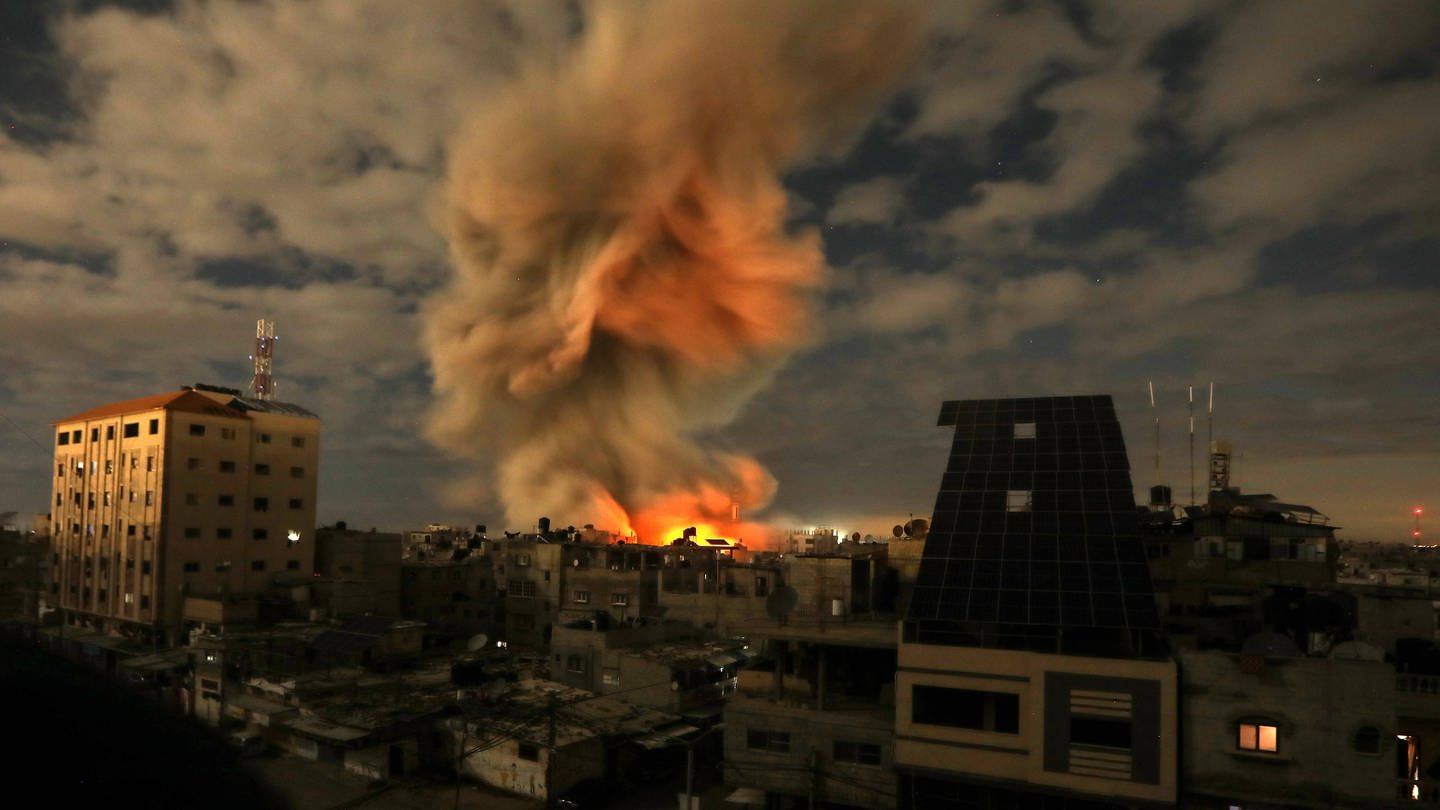 Rauchschwaden am Himmel nach dem israelischen Bombardement der Alfaroq-Moschee im Flüchtlingslager Rafah im südlichen Gazastreifen