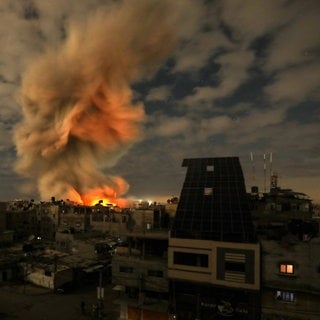 Rauchschwaden am Himmel nach dem israelischen Bombardement der Alfaroq-Moschee im Flüchtlingslager Rafah im südlichen Gazastreifen