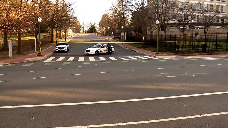 Auf diesem Videobild sind Polizisten bei einem Rettungseinsatz in einer Straße vor der israelischen Botschaft in Washington zu sehen. Vor der israelischen Botschaft in Washington hat sich laut Medienberichten ein US-Soldat selbst angezündet. Die Polizei bestätigte einen entsprechenden Rettungseinsatz in der Straße, wo das Botschaftsgebäude in der US-Hauptstadt steht, am Sonntag (Ortszeit).