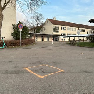 Ein Unbekannter hat am Montagnachmittag vor der Sägefeldschule in Ulm einen Lehrer niedergeschlagen. 