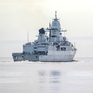 Die Fregatte «Hessen» läuft aus dem Hafen aus.