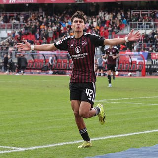 Can Uzun bejubelt sein Tor für den 1. FC Nürnberg.