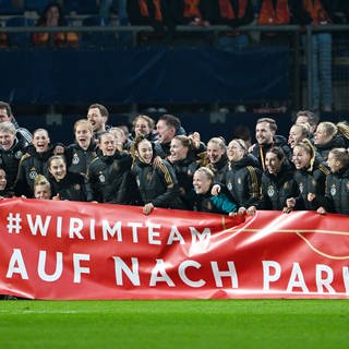 Das DFB-Frauen-Team freut sich nach Spielende über Qualifizierung für Olympia 2024 in Paris.