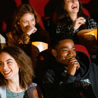 Symbolbild: Jugendliche sitzen im Kino.