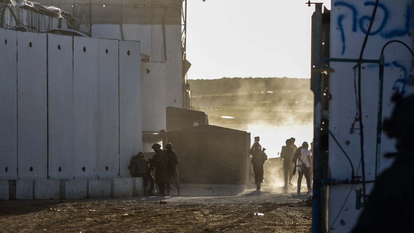 Israelische Soldaten stehen rechtsgerichteten Siedlern gegenüber, die versuchen, in den Gazastreifen einzudringen, um eine Siedlung zu errichten.