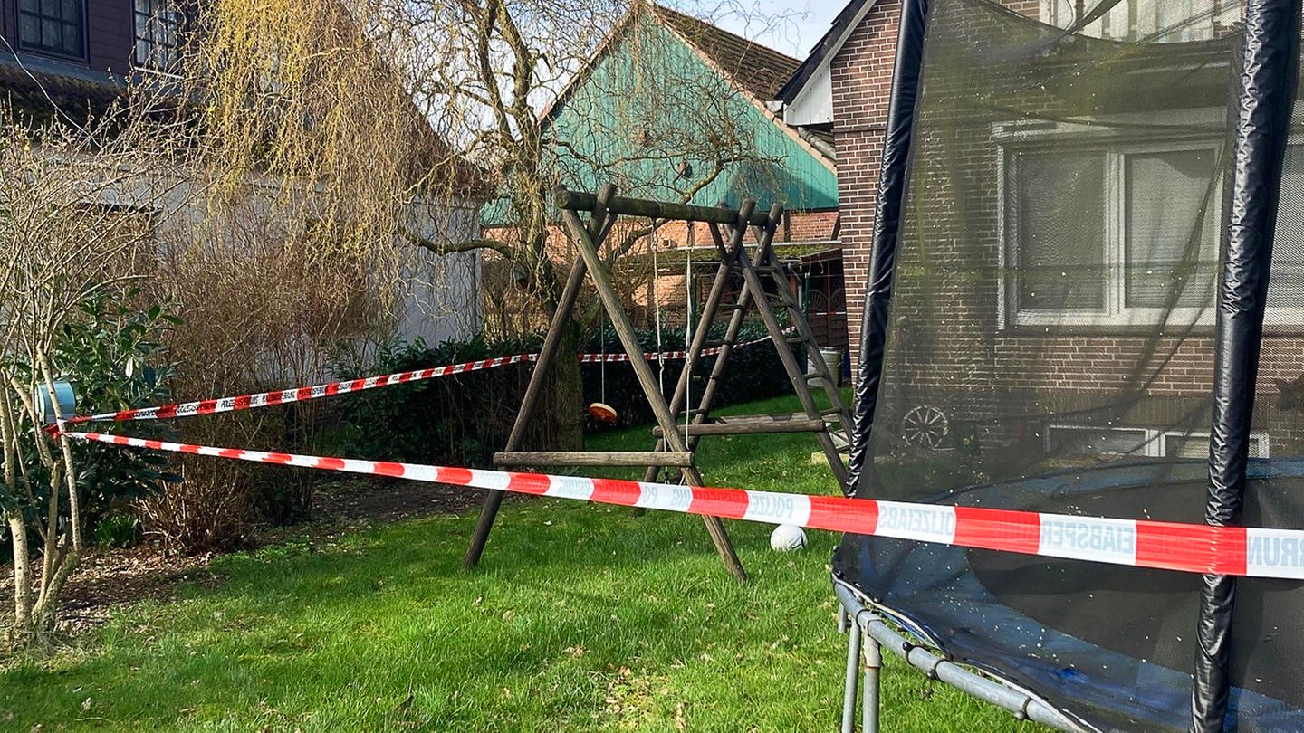 Ein Absperrband ist vor einem Einfamilienhaus in der Gemeinde Scheeßel zu sehen. Ein Bundeswehrsoldat steht im Verdacht, vier Menschen im niedersächsischen Landkreis Rotenburg (Wümme) erschossen haben.