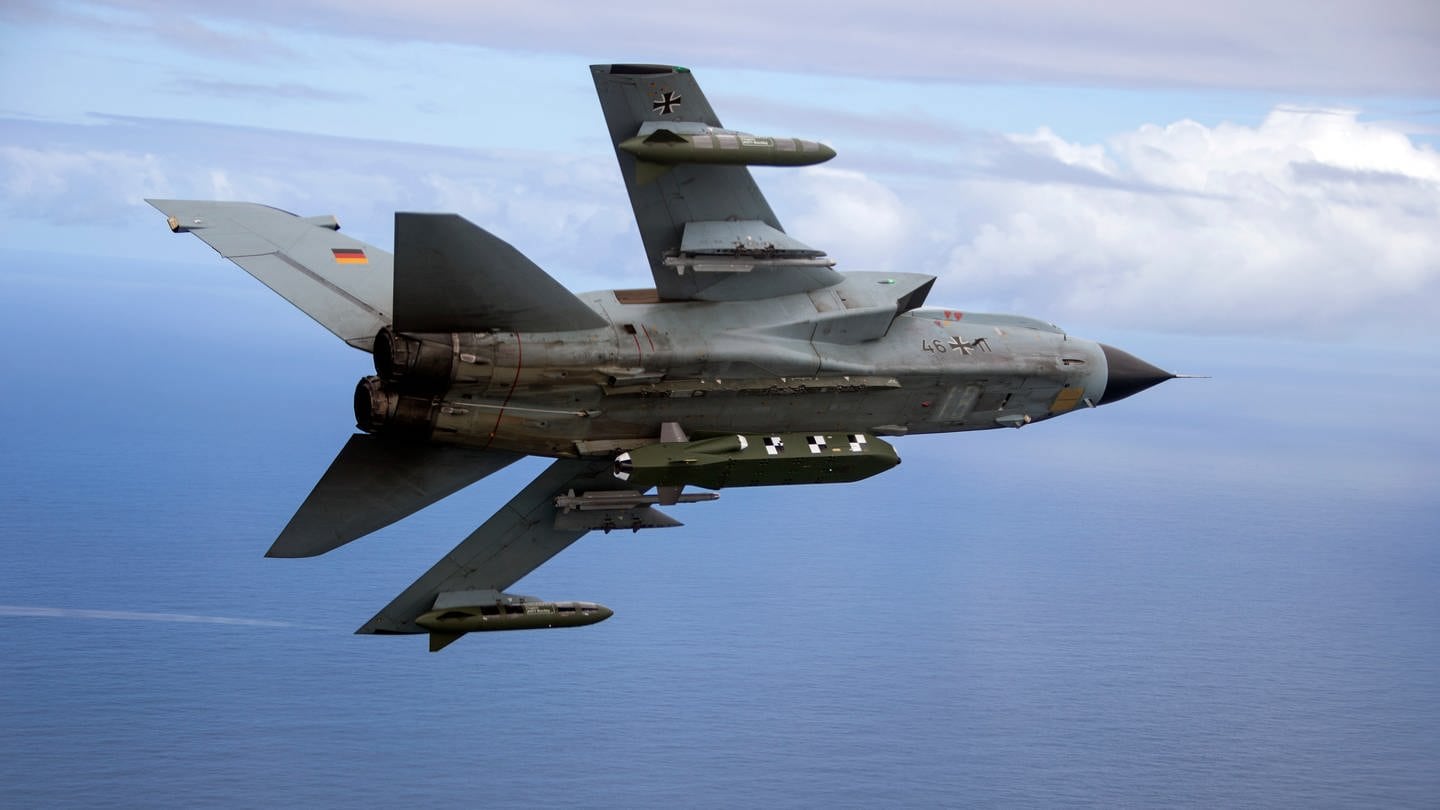 Die von der Bundeswehr herausgegebene Aufnahme zeigt einen Kampfjet Tornado IDS ASSTA 3.0, bestückt mit dem Lenkflugkörper Taurus, der im Rahmen der Übung «Two Oceans» fliegt.