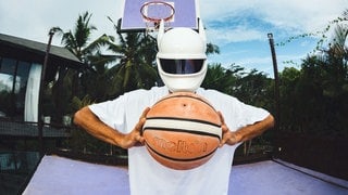 Cro auf seinem Basketballplatz in seiner Villa auf Bali.