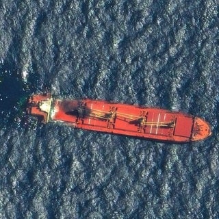 Seit Wochen greifen die Huthi-Rebellen Handelsschiffe im Roten Meer an. Jetzt ist das erste Schiff offenbar untergegangen. Das Bild zeigt die gesunkene "Rubymar".