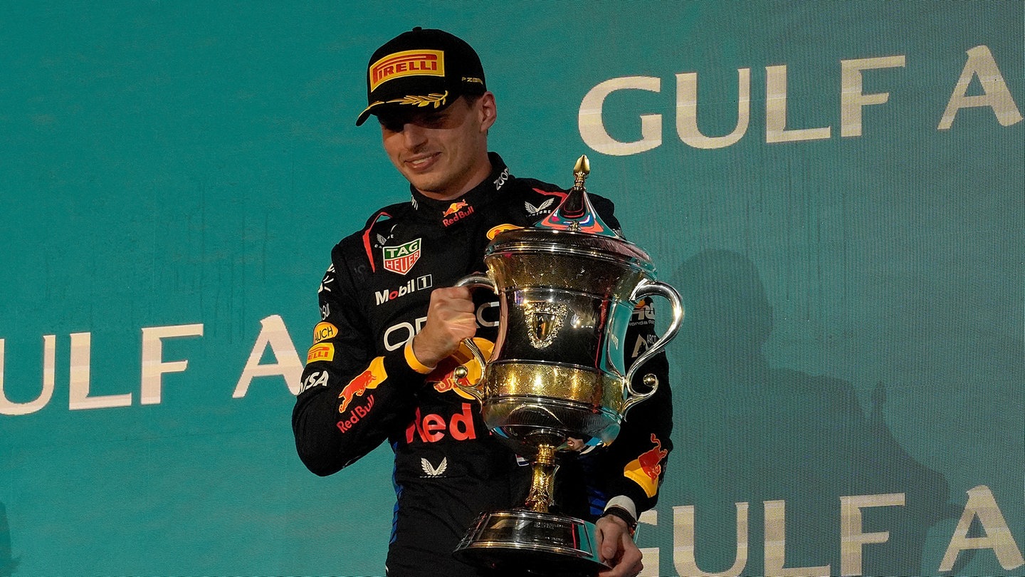 Motorsport, Formel-1, Weltmeisterschaft, Grand Prix von Bahrain, Rennen: Der Sieger Max Verstappen aus den Niederlanden vom Team Oracle Red Bull steht nach dem Rennen mit dem Pokal auf dem Podium.