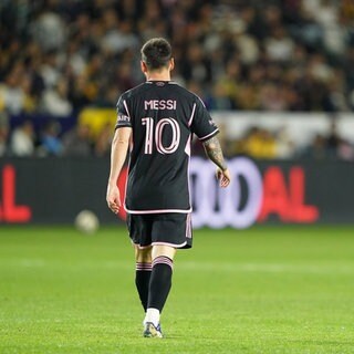 Lionel Messi bei Inter Miami. Schiedsrichter Guiherme Ceretta zeigte ich im Messi Trikot.