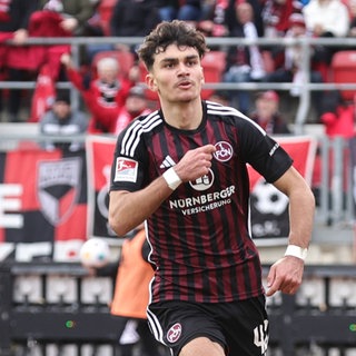 Can Uzun bejubelt sein Tor für den 1. FC Nürnberg.