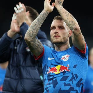 Fußball Champions League, Real Madrid gegen RB Leipzig. Leipzigs David Raum bedankt sich bei den Fans.