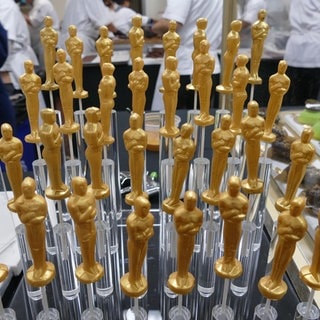 Kleine Schokoladen-Oscars mit Goldstaub überzogen aus der Küche von Star-Koch Wolfgang Puck (Archiv) - Beim "Governors Ball" kommen für die Stars nur die edelsten Speisen und Getränke auf den Tisch.