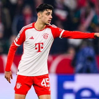 Aleksandar Pavlovic beim Spiel des FC Bayern München gegen Lazio Rom. Der DFB kämpft um das Top-Talent, aber auch Serbien würde den 19-Jährigen gerne für die Nationalmannschaft auflaufen lassen.