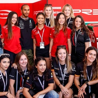 Sind bei der Formel 1 bald wieder Frauen bei Rennen am Start? Die deutsche Rennfahrerin Carrie Schreiner glaubt, dass das "in fünf bis Zehn Jahren" klappen wird.