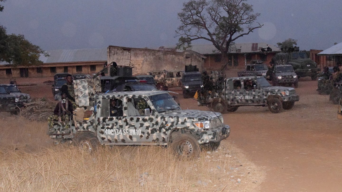 Fahrzeuge der Armee parken in einem Gebiet, in dem bewaffnete Männer Medienberichten zufolge Dutzende Schulkinder entführt haben. Passiert ist das im Nordwesten Nigerias.