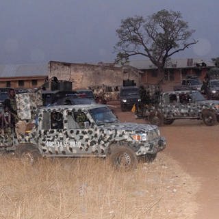 Fahrzeuge der Armee parken in einem Gebiet, in dem bewaffnete Männer Medienberichten zufolge Dutzende Schulkinder entführt haben. Passiert ist das im Nordwesten Nigerias.