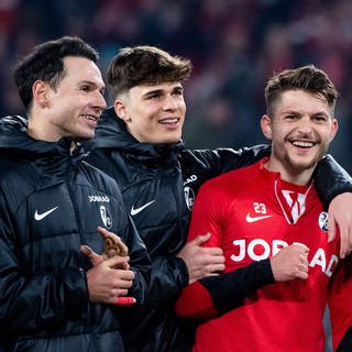 Jubel bei den Spielern des SC Freiburg nach dem Sieg in der Europa League gegen West Ham United: Nicolas Hoefler, Noah Weisshaupt, Florent Muslija