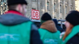 Streikende Lokführer stehen vor dem Leipziger Hauptbahnhof - GDL kündigt Wellenstreiks an