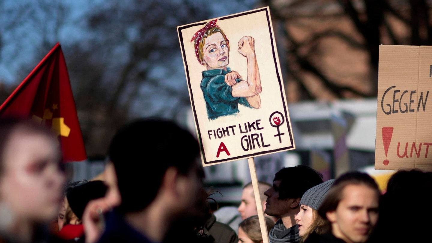 Demonstranten mit Plakat Fight Like A Girl auf dem Internationalen Frauentag (Archivbild)