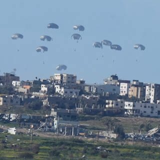 Hilfspakete mit Lebensmitteln und Medikamenten werden aus der Luft über Gaza abgeworfen.