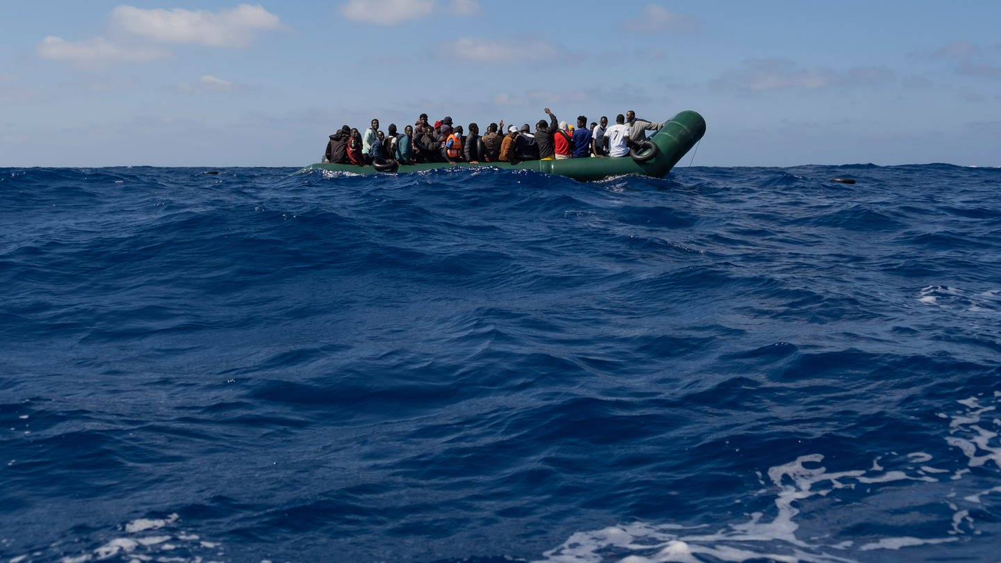 SYMBOLBILD: Ein Schlauchboot mit Flüchtlingen treibt auf dem Mittelmeer. Freiwillige Helfer der deutschen Organisation Sea-Eye haben im zentralen Mittelmeer etwas mehr als 60 Bootsmigranten aus Seenot gerettet.