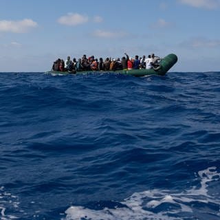 SYMBOLBILD: Ein Schlauchboot mit Flüchtlingen treibt auf dem Mittelmeer. Freiwillige Helfer der deutschen Organisation Sea-Eye haben im zentralen Mittelmeer etwas mehr als 60 Bootsmigranten aus Seenot gerettet. 