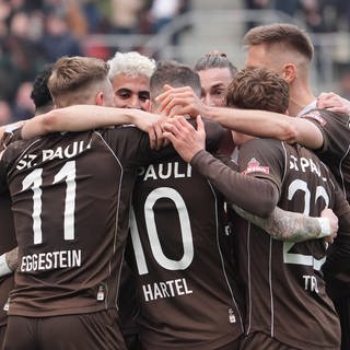 Paulis Spieler jubeln nach dem Treffer zum 2:0 im Spiel des FC St. Pauli gegen Hertha BSC Berlin.