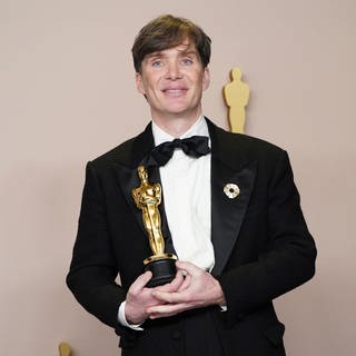 Cillian Murphy posiert im Presseraum mit dem Preis für die beste Leistung eines Schauspielers in einer Hauptrolle für "Oppenheimer" bei der Oscar-Verleihung im Dolby Theatre in Los Angeles. 