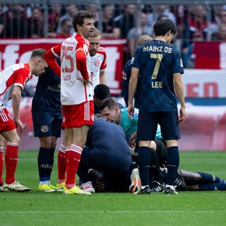 Fußball: Bundesliga, Bayern München - FSV Mainz 05, 25. Spieltag in der Allianz Arena. Josuha Guilavogui von Mainz wird auf dem Platz behandelt.