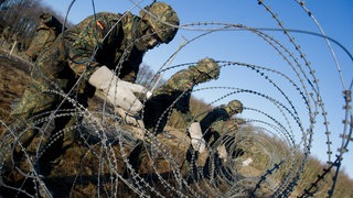 Soldaten in der Grundausbildung bauen mit Stacheldraht eine Sperre auf. Laut einer Umfrage sind die meisten jungen Leute in Deutschland gegen eine Einführung der Wehrpflicht.