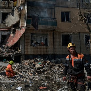 Rettungskräfte im Einsatz in Krywyj Rih im Vorjahr. Die Heimatstadt des ukrainischen Präsidenten Selenskyj wurde am Dienstag erneut Ziel russischer Raketen. 