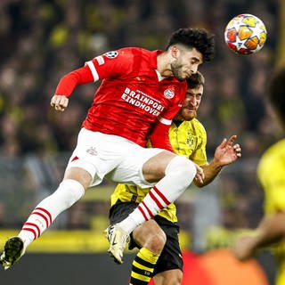 Ricardo Pepi vom PSV Eindhoven, Salih Ozcan von Borussia Dortmund während des UEFA Champions League Achtelfinalspiels