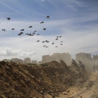Die US-Luftwaffe wirft humanitäre Hilfe für Palästinenser im Gazastreifen ab.