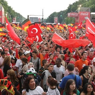 Deutsche und türkische Fans beim Public Viewing auf der Fanmeile in Berlin.