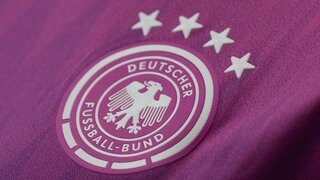 Das Logo des Deutschen Fußball-Bundes (DFB) ist auf dem neuen offiziellen EM-Trikot der DFB-Auswahl zu sehen.