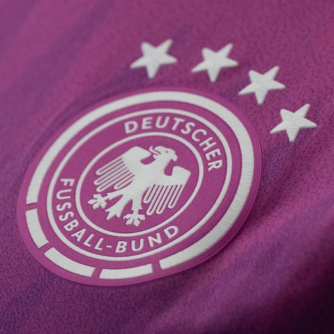 Das Logo des Deutschen Fußball-Bundes (DFB) ist auf dem neuen offiziellen EM-Trikot der DFB-Auswahl zu sehen.