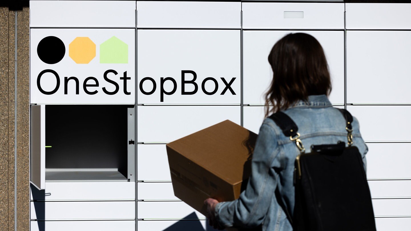 Eine Paketstation ohne Label von OneStopBox, einer Tochterfirma der Deutschen Post DHL, steht unweit der Konzernzentrale. Die Deutsche Post DHL hat eine Tochterfirma gegründet, die White-Label-Paketautomaten aufstellen soll.