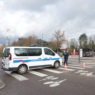 Bei einem Polizeieinsatz in einem Vorort von Paris ist ein 18-Jähriger gestorben. Jetzt gibt es heftige Ausschreitungen. (Symbolbild)