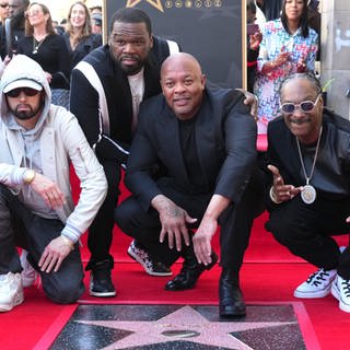 Eminem (l-r), 50 Cent, Dr. Dre und Snoop Dogg, Rapper aus den USA, nehmen an einer Zeremonie teil, bei der Dr. Dre mit einem Stern auf dem Hollywood Walk of Fame geehrt wird.