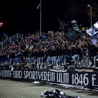 Ulmer Fans feiern den Sieg des SSV Ulm gegen Sandhausen