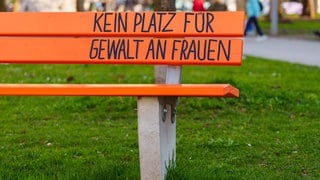 Weltfrauentag: Bank bemalt mit "Kein Platz für Gewalt an Frauen"