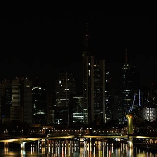 An vielen Hochhäusern der Frankfurter Skyline ging im März 2022 das Licht für eine Stunde aus.