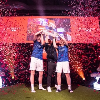 Jamie Bartel und Jonas Wirth vom SC Paderborn jubeln nach dem Sieg in der Virtual Bundesliga