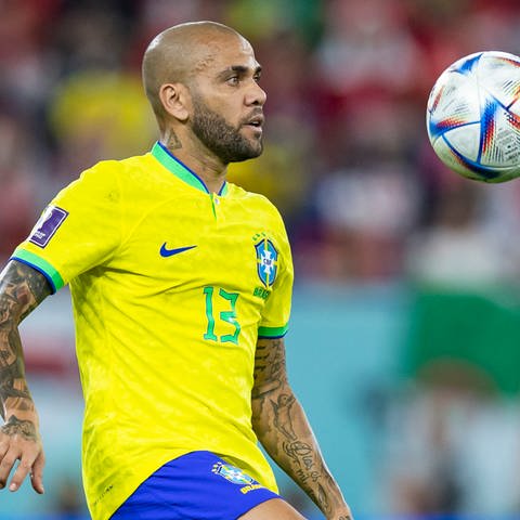 Der Ex-Fußballstar Dani Alves, hier im trikot der brasilianischen Nationalmannschaft. Er wurde zu vier Jahren Haft verurteilt.