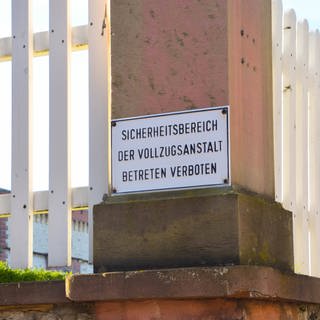 Ein Schild an der JVA Bruchsal: Sicherheitsbereich der Vollzugsanstalt - betreten verboten. 